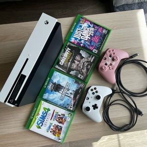 Microsoft Xbox One S 500GB Model 1681 Bundle